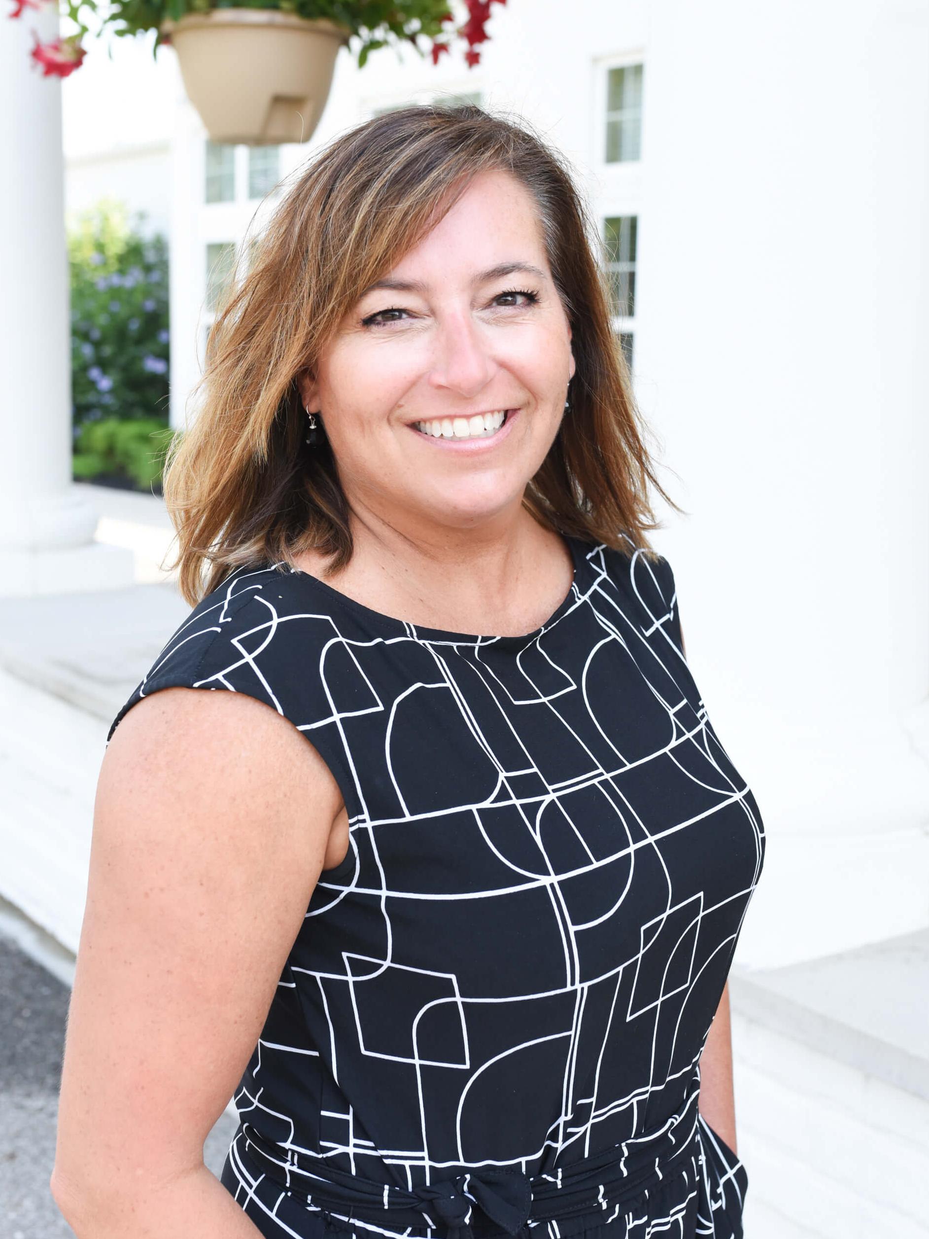 headshot of debbie hartshorn