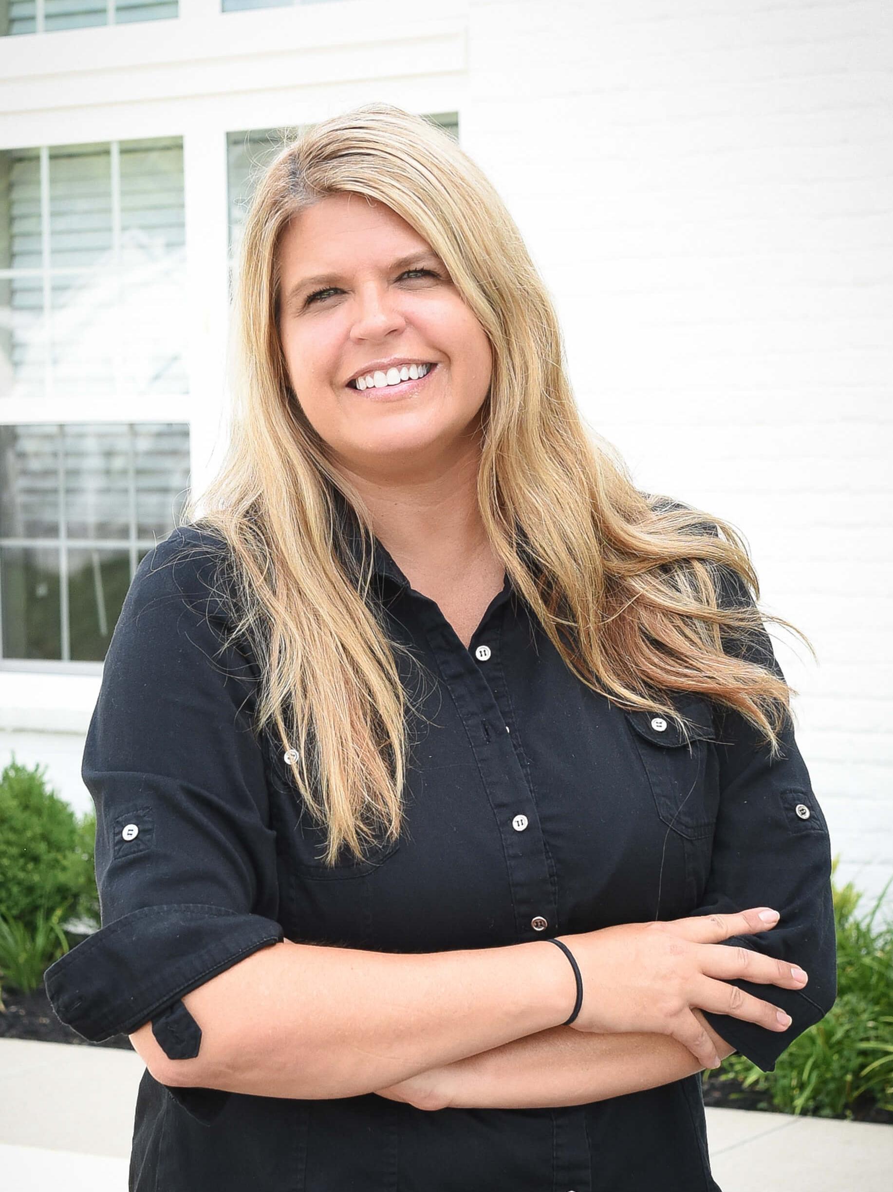 headshot of leslie flowers